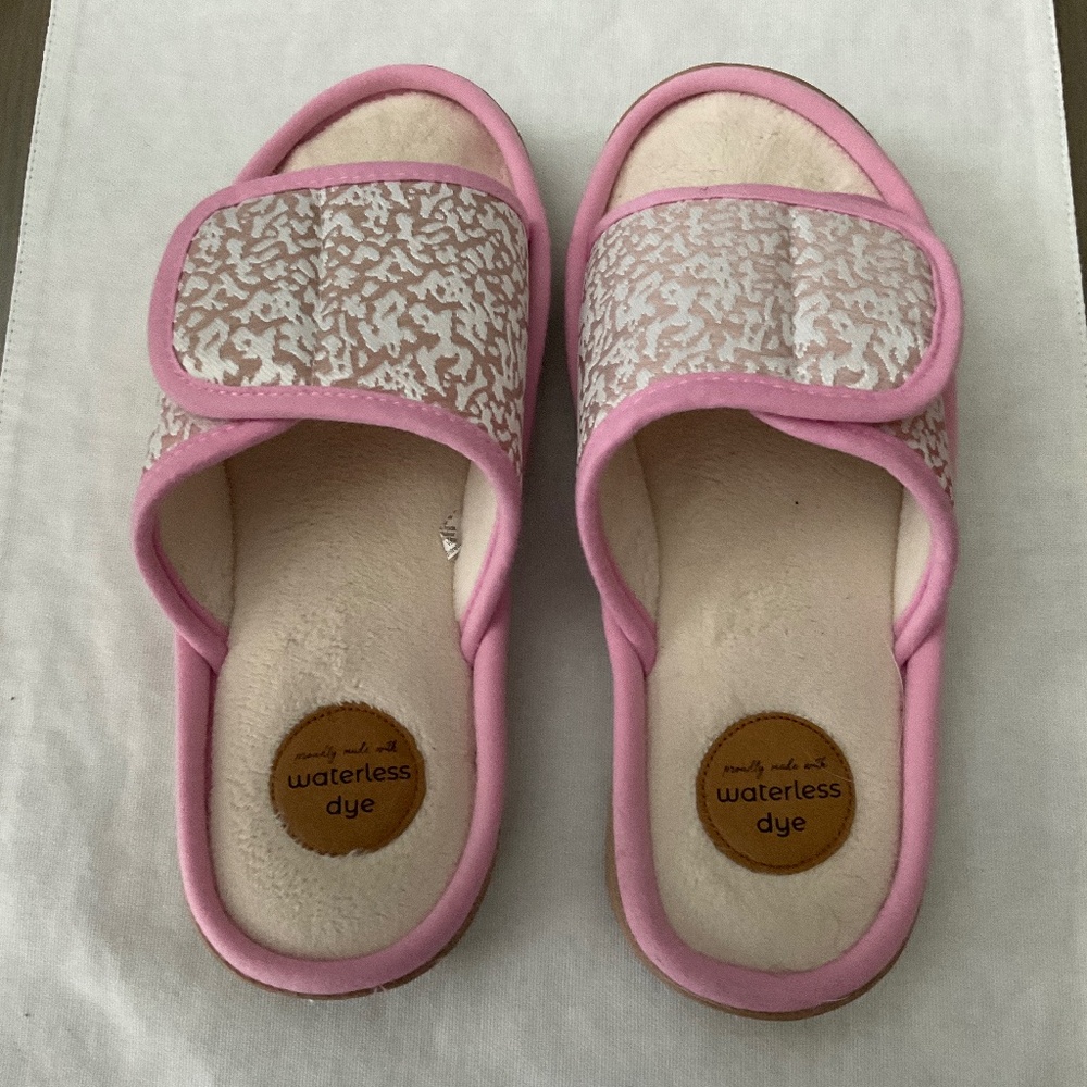 LADIES ISOTONER SLIPPERS.  V GOOD.  SIZE 7.5-8 US.  PINK & WHITE.  Rubber sole.